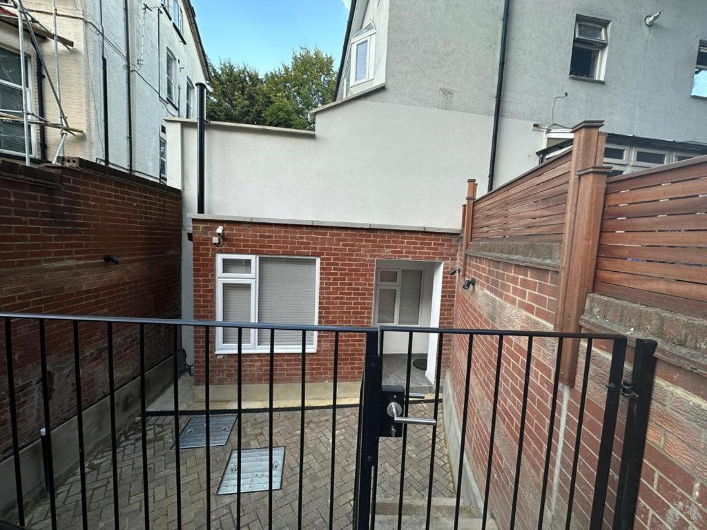 Two Bedroom House In Kilburn London Eksteriør bilde